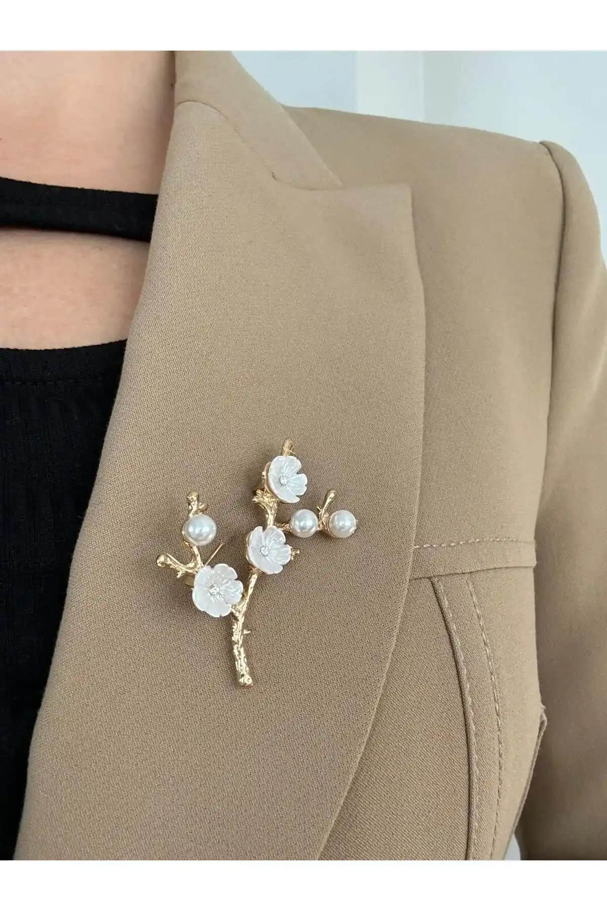 Pelin Aksesuar Beyaz Çiçekli İnci Dal Broşu Zarif ve Şık Tasarımıyla Kadınların Favorisi