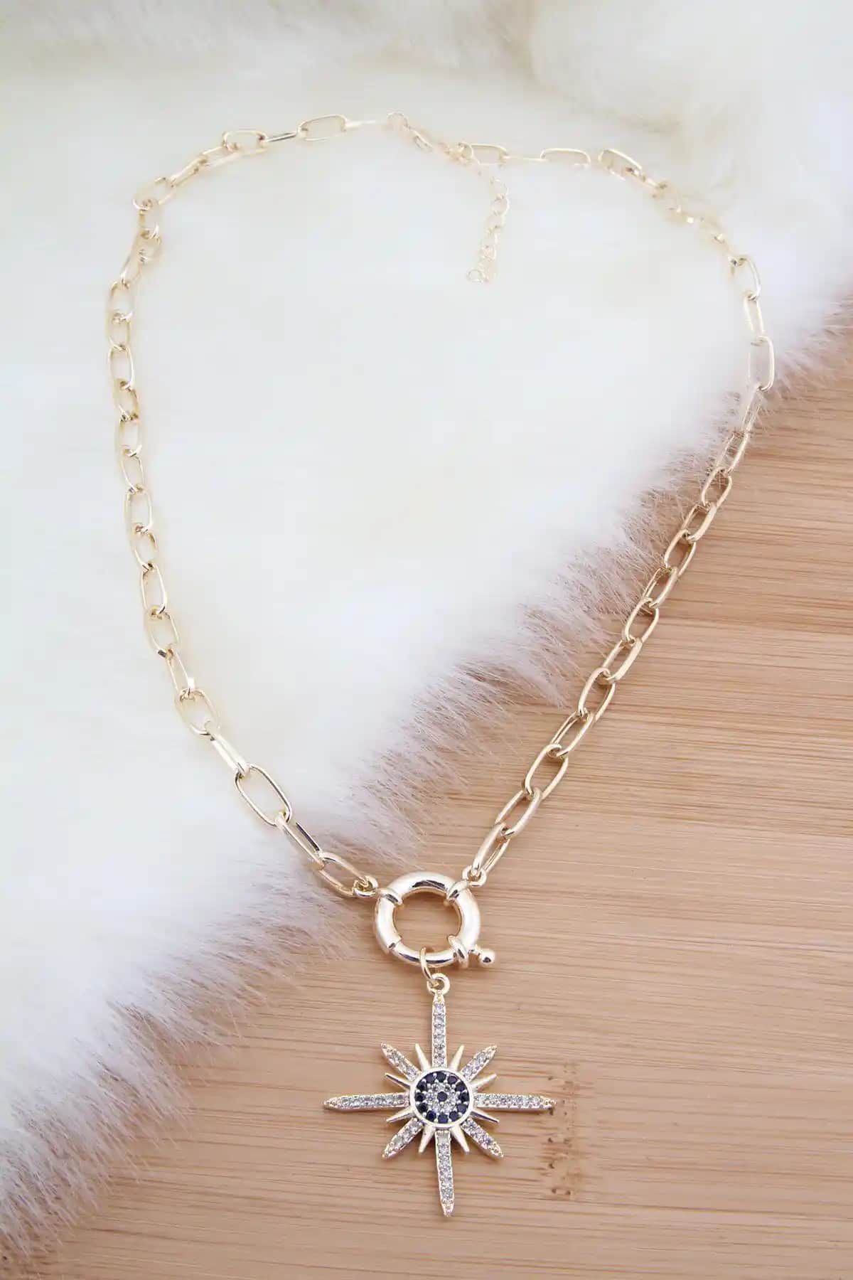 Pelin Aksesuar Gold Renk Zirkon Taşlı Kuzey Yılzlı Kolye Şıklık ve Dayanıklılık Bir Arada