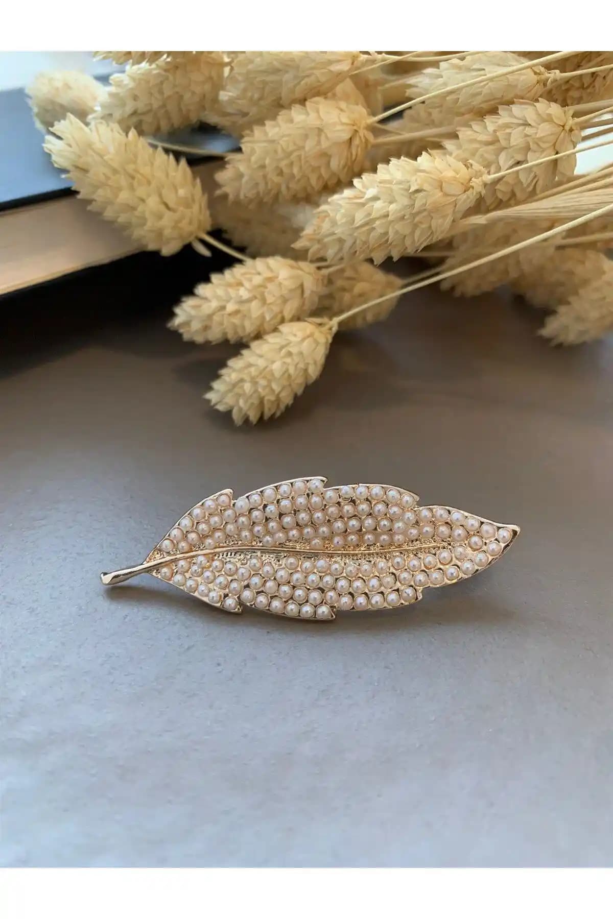 Pelin Aksesuar İncili Yaprak Broş: Şıklık ve Zarafetin Simgesi