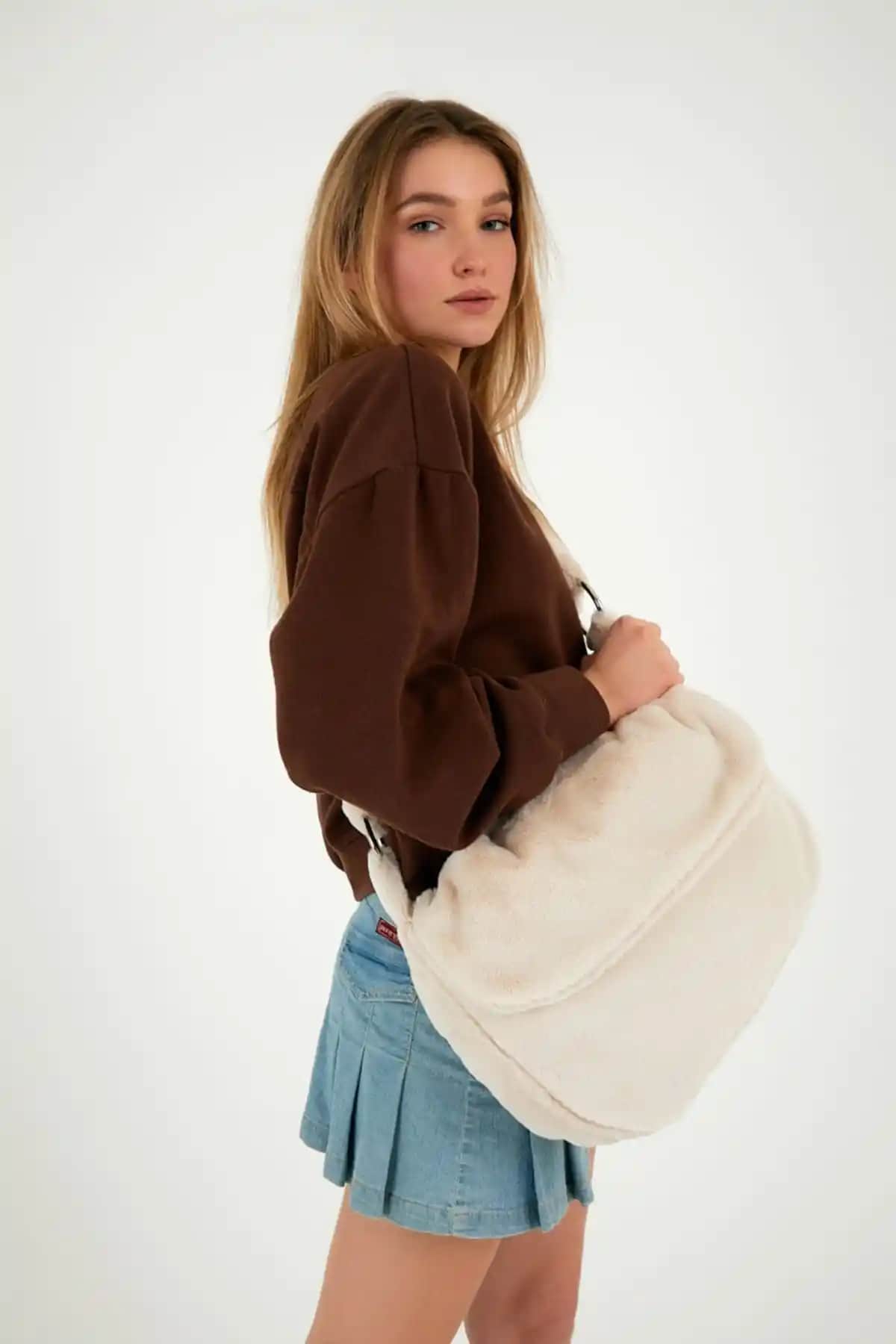 Peluş Kapaklı Bej Renkli Okul Çantası - Şık ve Dayanıklı Günlük Kullanım Modeli