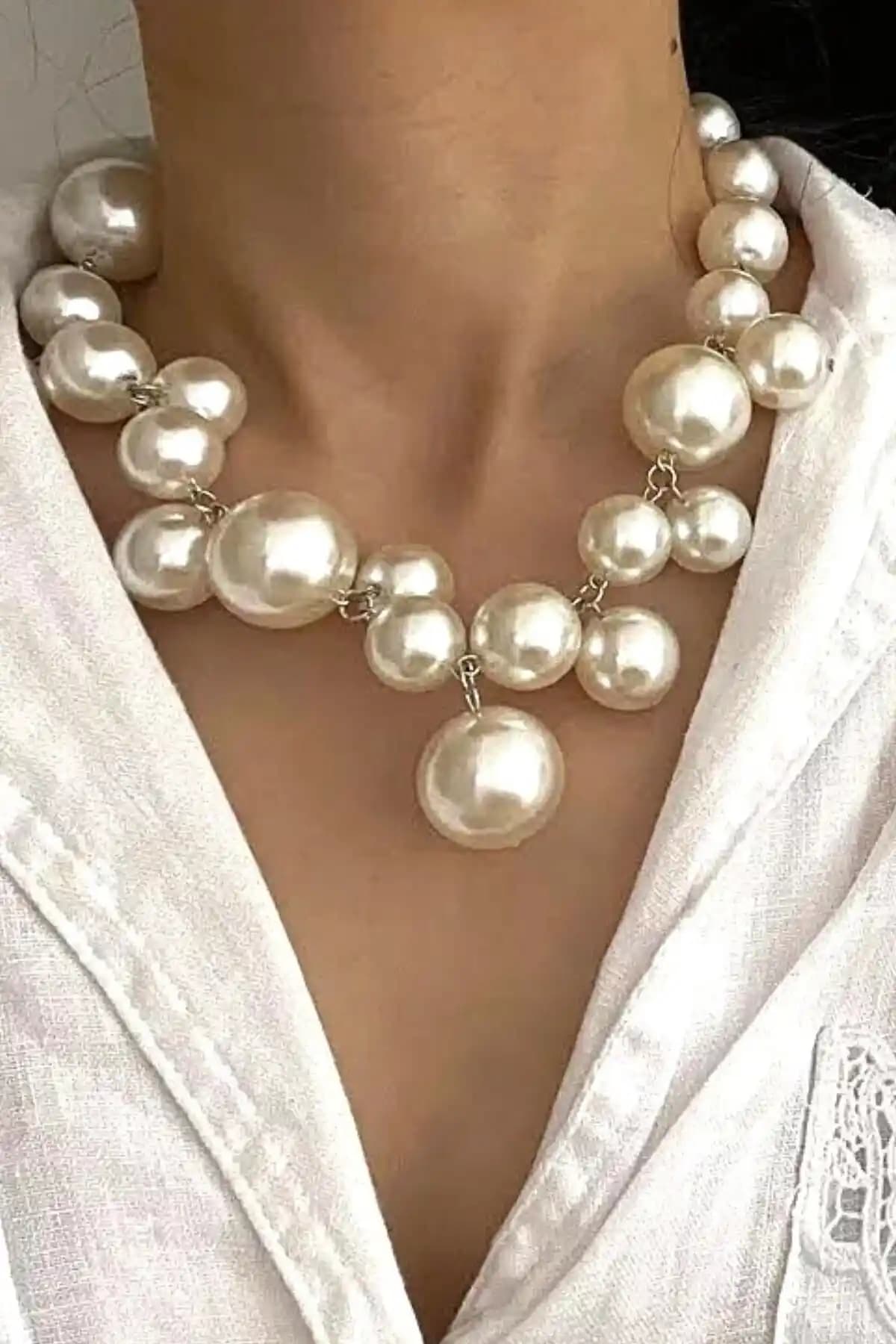 PETEK AKSESUAR Büyük Incili Köprülü Kolye: Modern ve Zarif Tasarımın Şıklık Katkısı