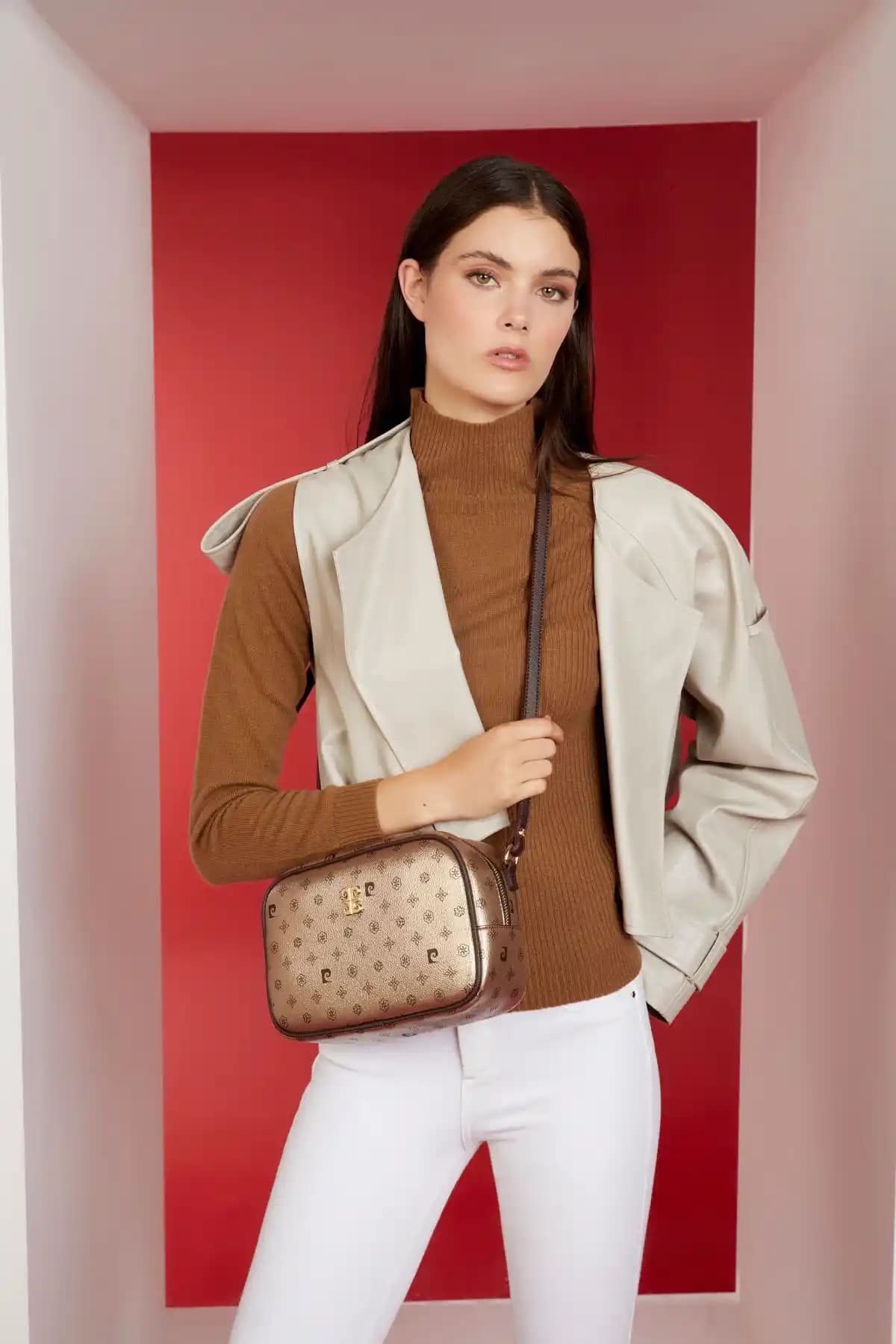 Pierre Cardin Altın Monogram Kadın Omuz Çantası Günlük Şıklık ve Fonksiyonellik