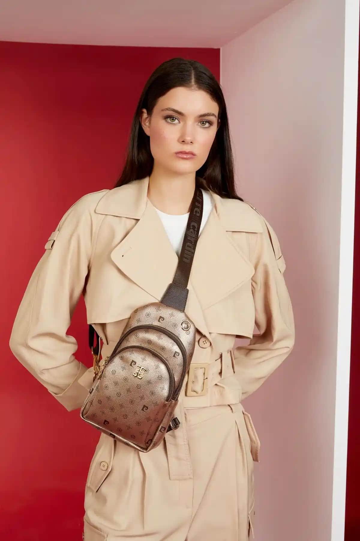 Pierre Cardin Altın Monogram Kadın Omuz Çantası Şıklık ve Fonksiyonellik Sunar