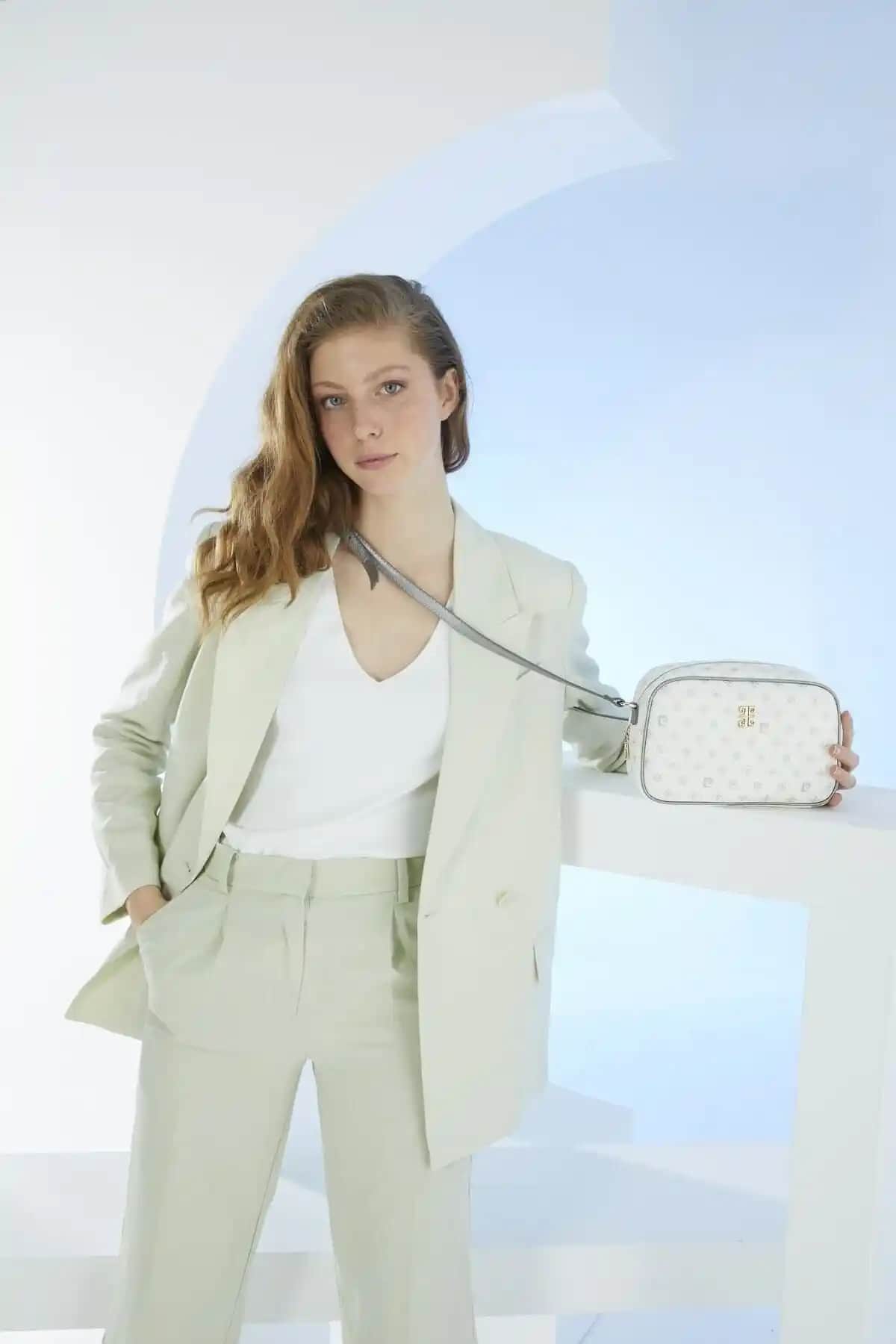 Pierre Cardin Beyaz Monogram Kadın Çantası: Şık ve Fonksiyonel Günlük Kullanım Çantası