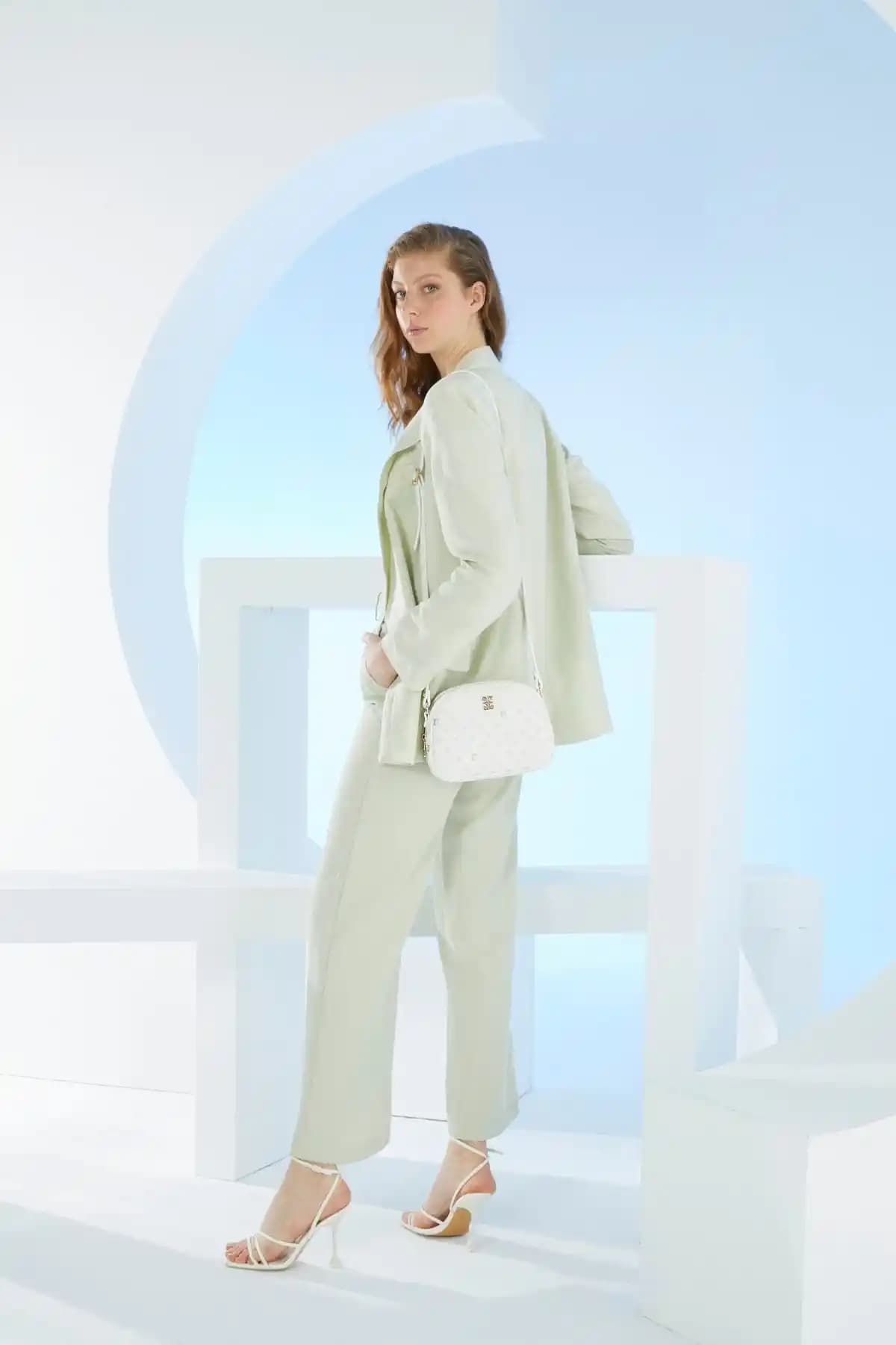 Pierre Cardin Beyaz Monogram Kadın Omuz Çantası Şık ve Fonksiyonel Tasarım Özellikleri