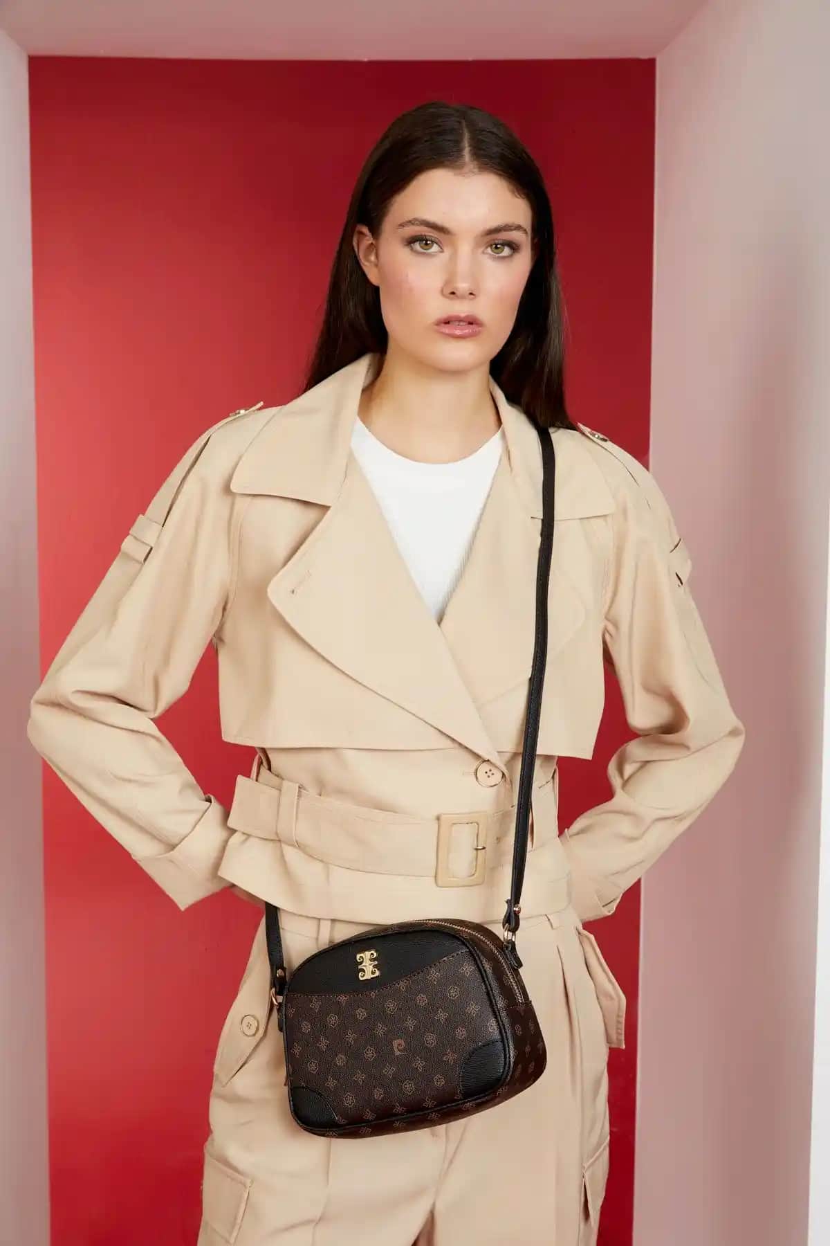 Pierre Cardin Kahve Monogram Kadın Omuz Çantası Günlük Şıklık ve Fonksiyonellik Sunar