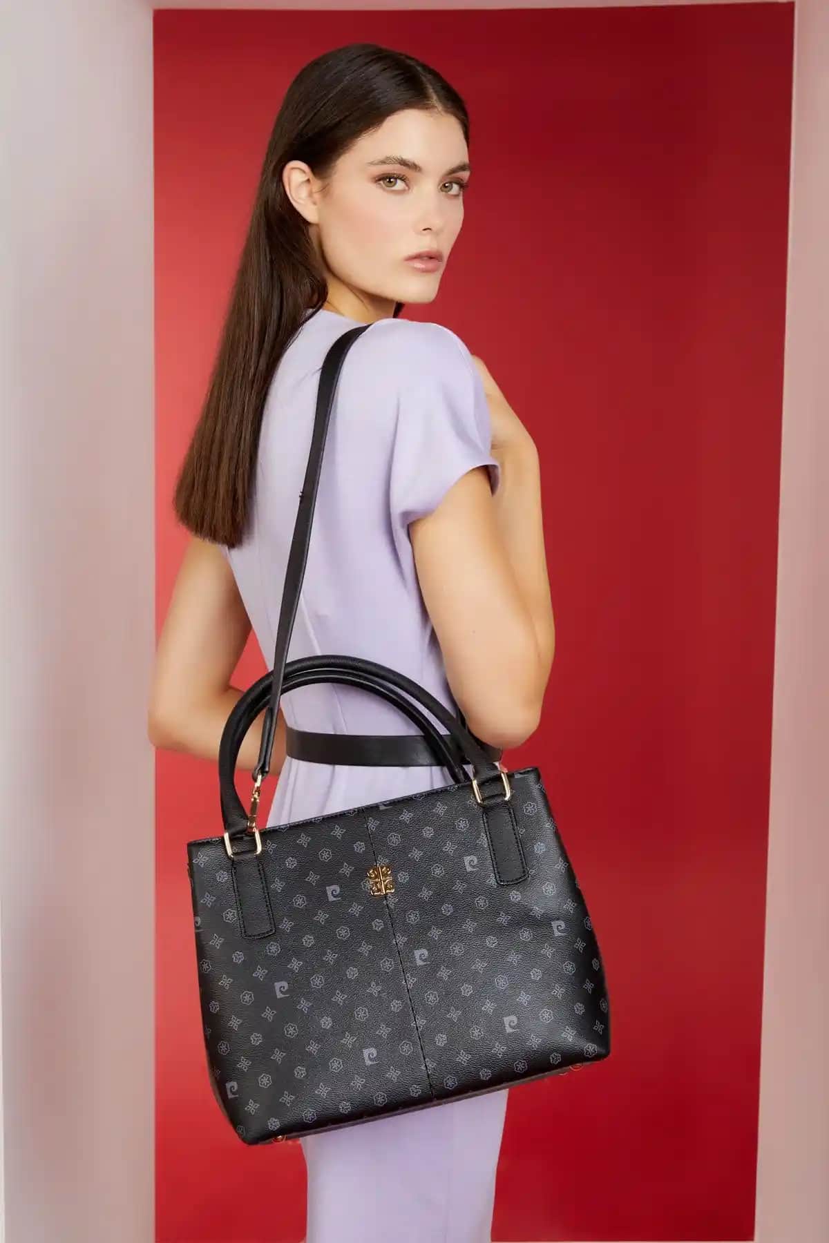 Pierre Cardin Siyah Monogram Kadın Omuz Çantası Şıklık ve Fonksiyonelliğin Birleşimi