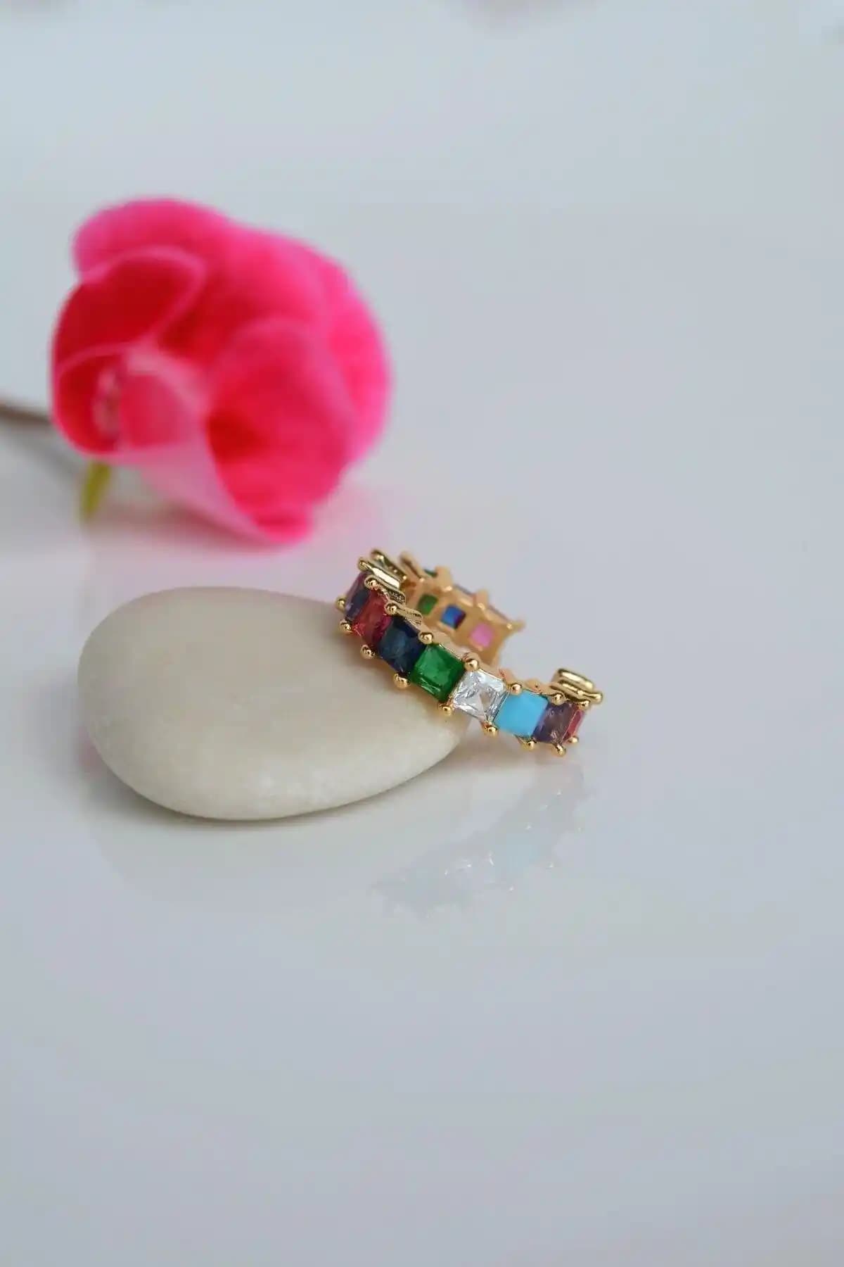 Renkli Zirkon Sıkıştırmalı Kıkırdak Küpe: Modern ve Dayanıklı Takı Seçenekleri