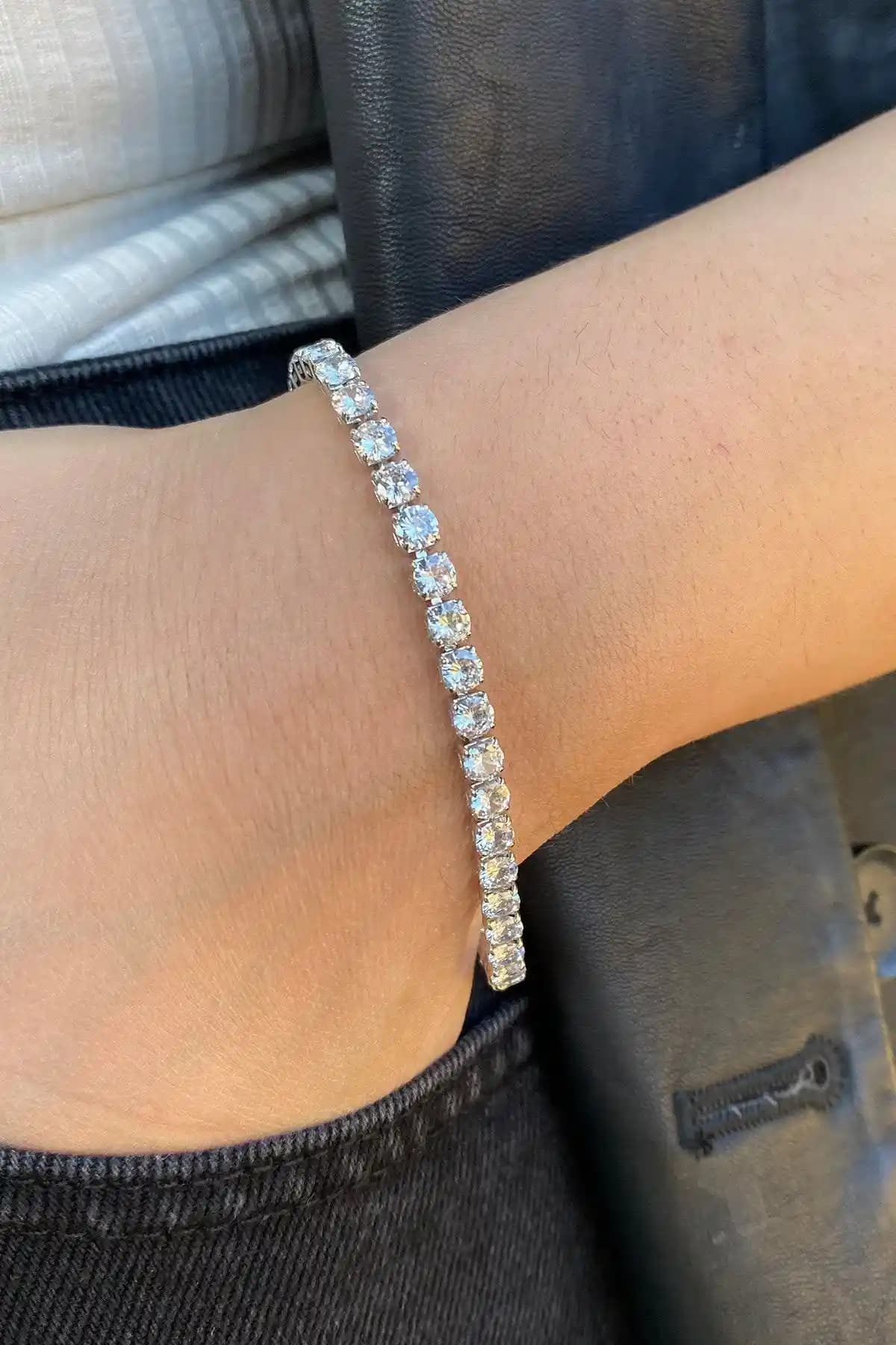 Ressia Su Yolu Zirkon Taşlı Gümüş Kaplama Bileklik: Modern ve Şık Takı Tasarımı