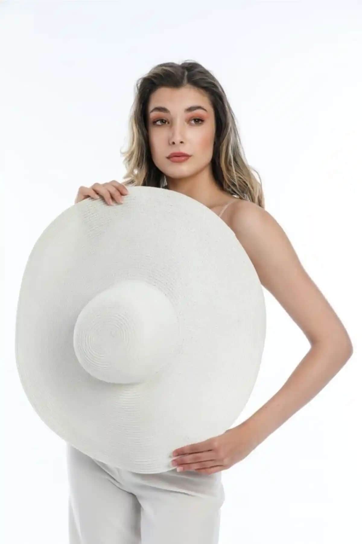 REVA Geniş Kenarlı Beyaz Hasır Şapka: Modern Stil ve Güneş Koruma Çözümü