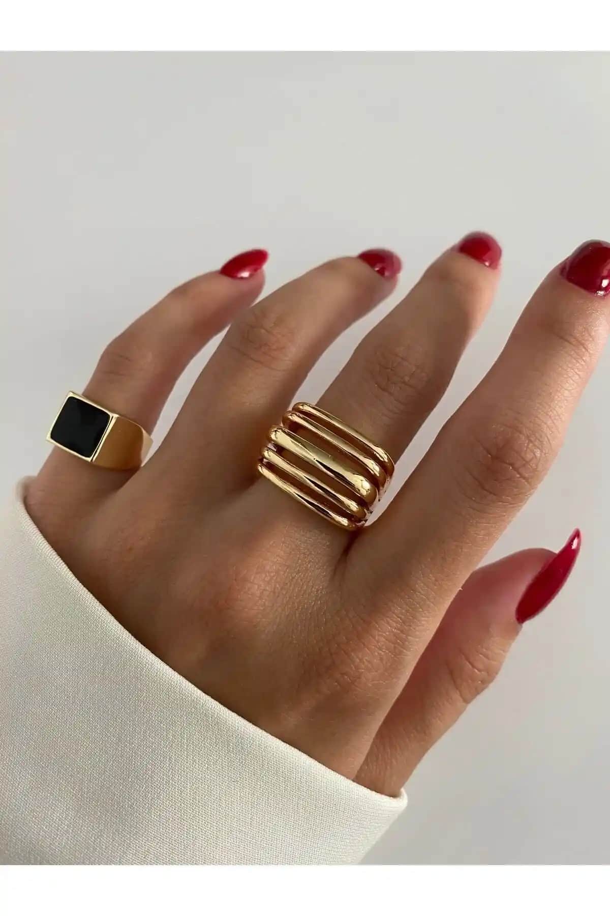 RingBox Siyah Kare Taşlı Serçe Parmak Yüzüğü Modern ve Zarif Tasarımıyla Öne Çıkıyor