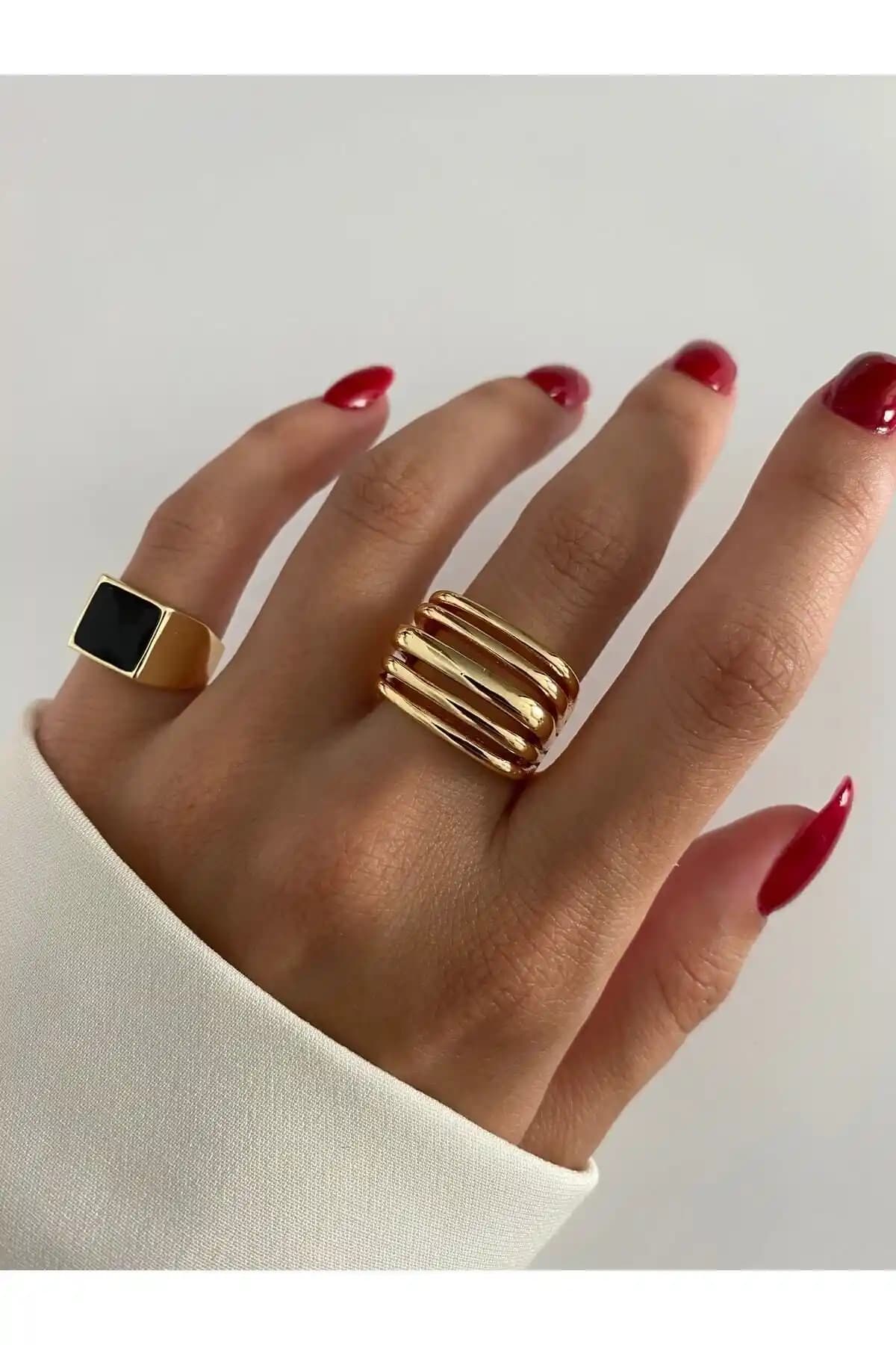 RingBox Siyah Kare Taşlı Serçe Parmak Yüzüğü Modern ve Zarif Tasarımıyla Öne Çıkıyor