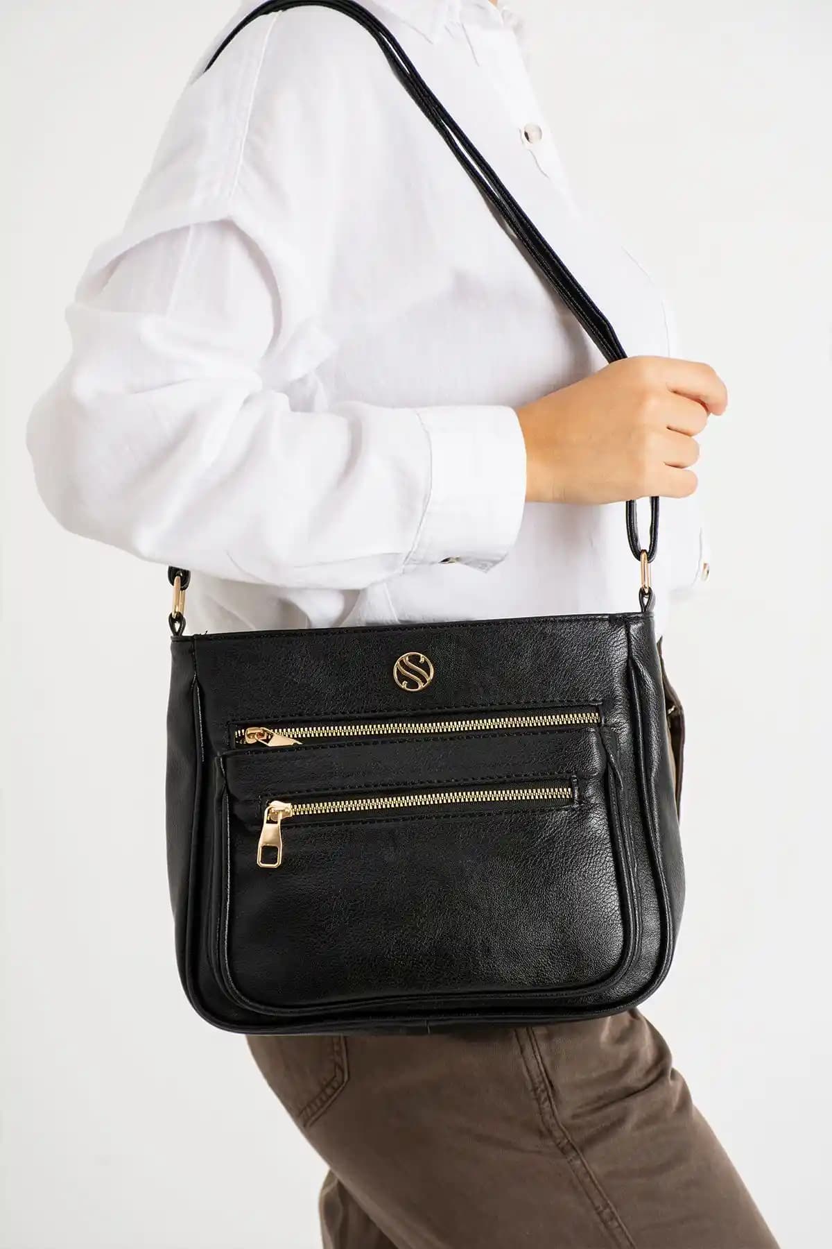 Sanmorris Kadın Siyah Omuz Çantası: Şıklık ve Kullanışlılığı Bir Arada Sunar