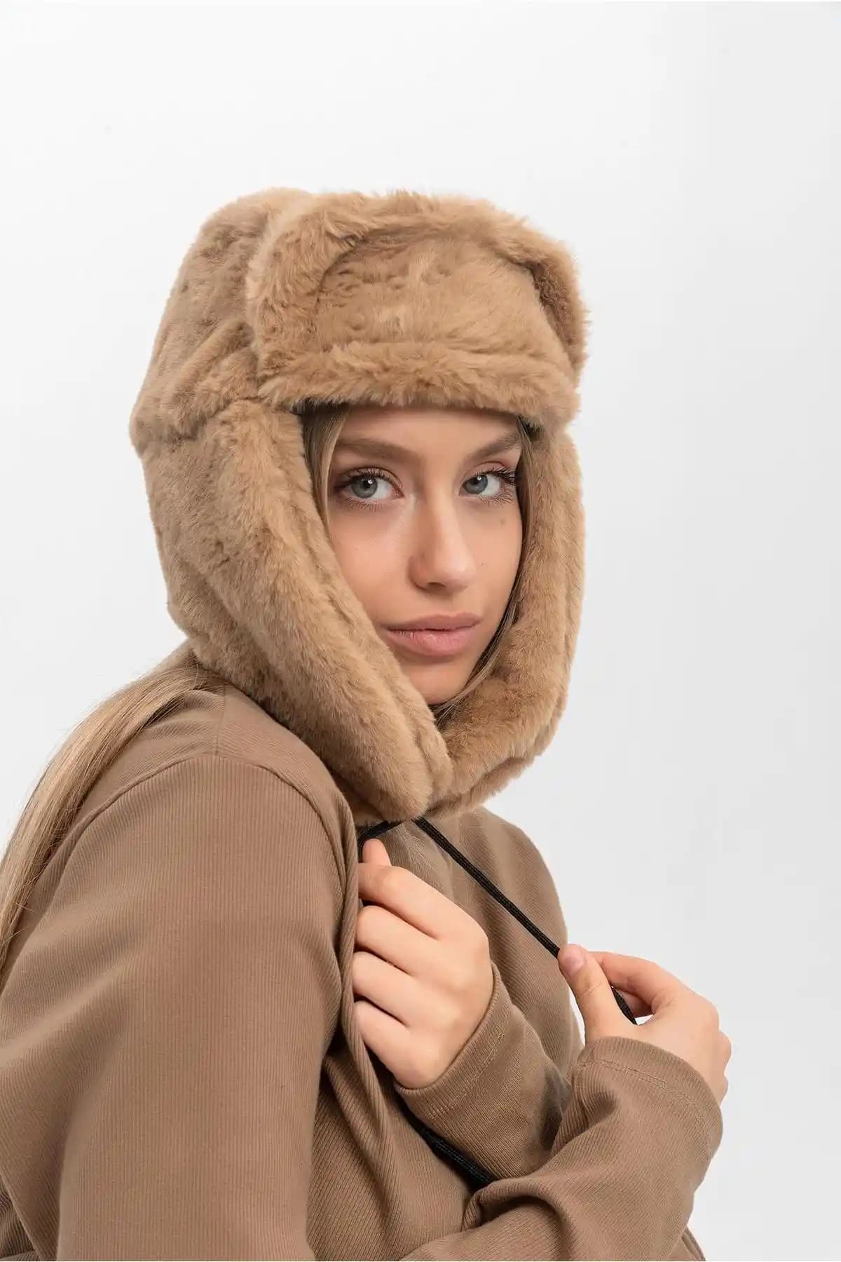 Saria Moda Kulaklıklı Ponpon Detay Kürk Bere ve Şapka Seti Modern ve Sıcak Kış Aksesuarı