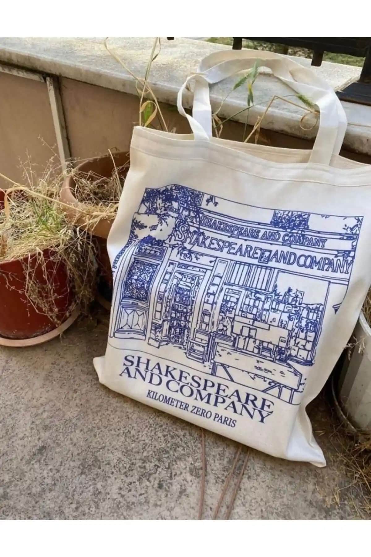 Shakespeare and Company Baskılı Bez Çanta: Günlük Şıklık ve Dayanıklılık Sunar