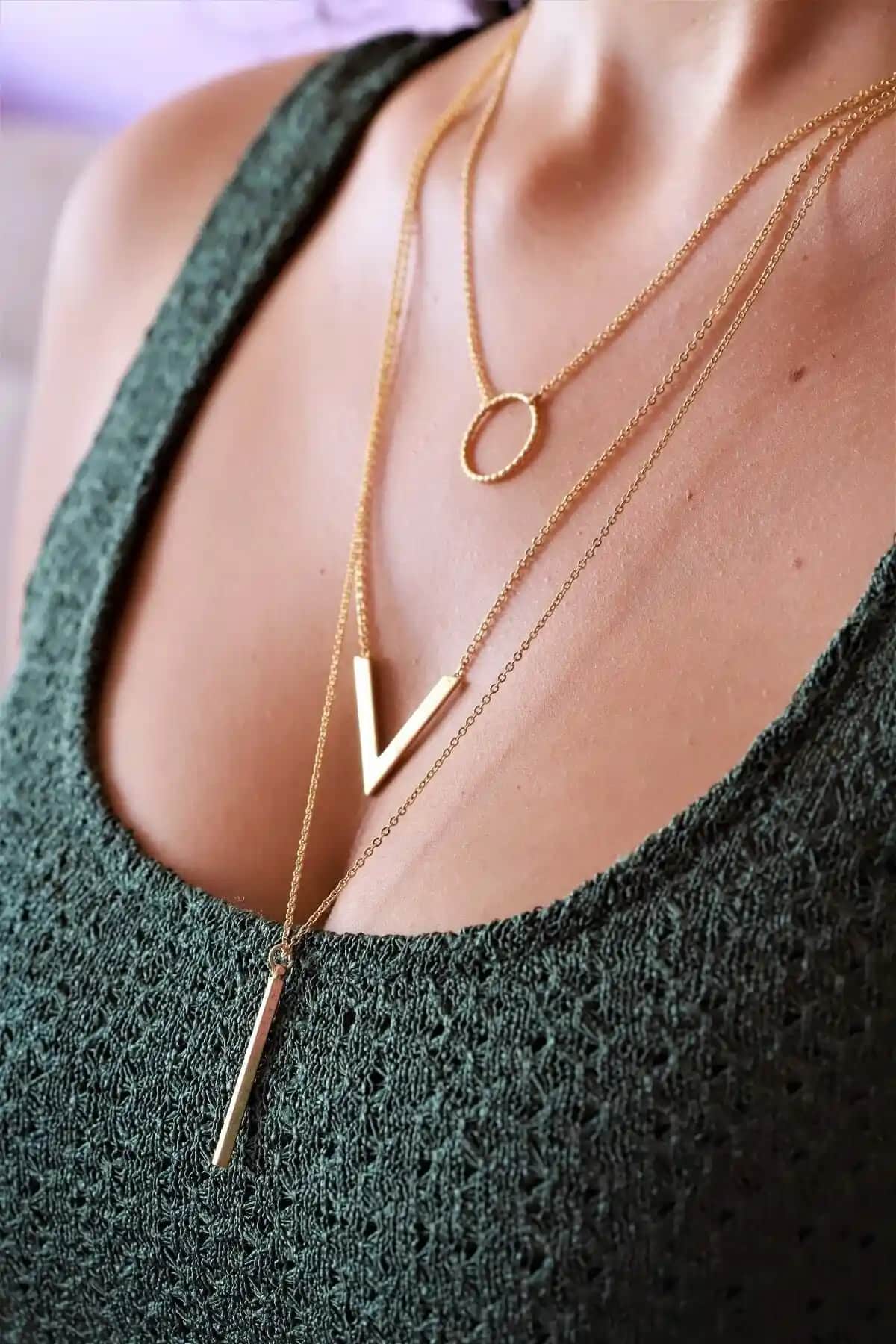 Şık ve Dayanıklı Altın V Çubuk Detaylı Uzun Kolye Modelleri ve Kullanım İpuçları