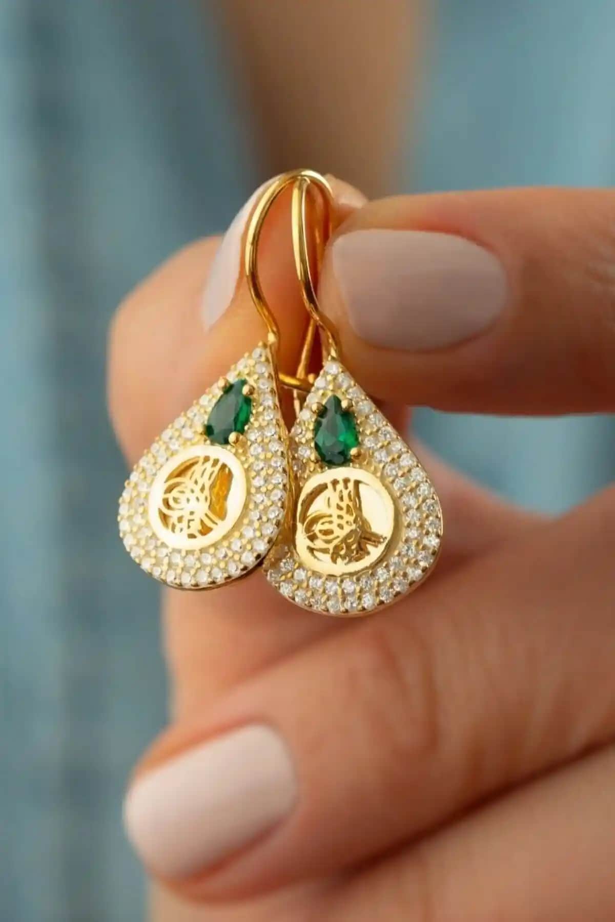 SILVANO 925 Ayar Gümüş Zirkon Taşlı Tuğralı Küpe Şıklık ve Zarafetin Modern Yansıması