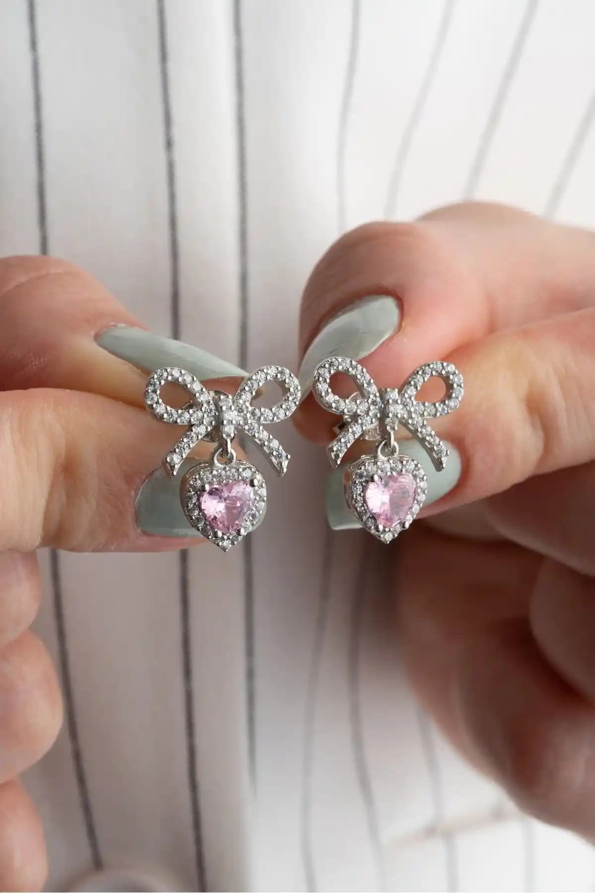 Silvano Jewelry 925 Ayar Güçüş Fiyonklu Kalp Küpe Zarafet ve Kalitenin Temsilcisi