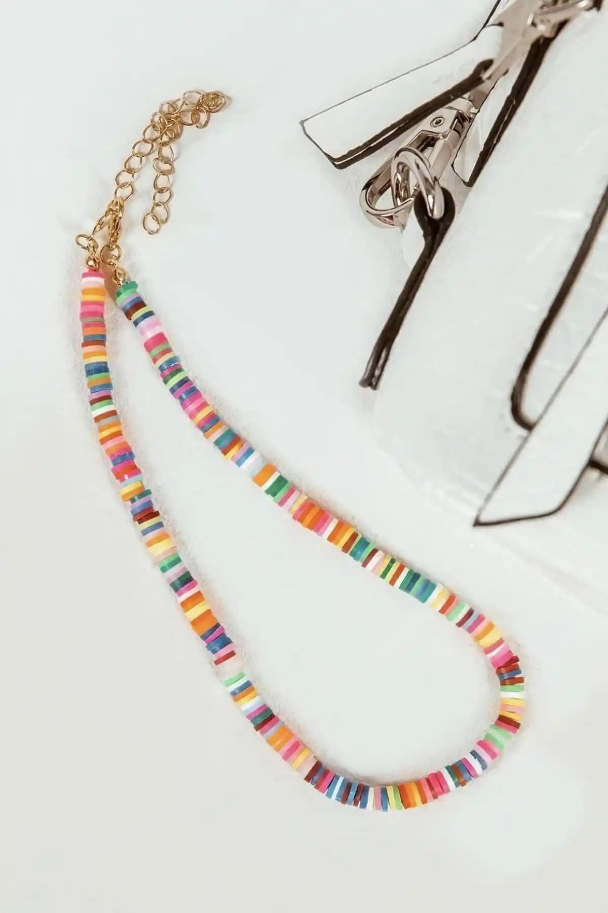 Simplicity Rengarenk Fümo Boncuk Kolye: Canlı Renkler ve Özgün Tasarımın Şıklığı