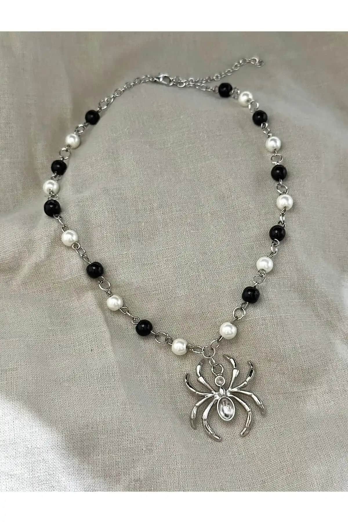 Sleyshop Siyah Beyaz 6mm Cam İnci Örümcek Kolye Modern ve Zarif Aksesuar
