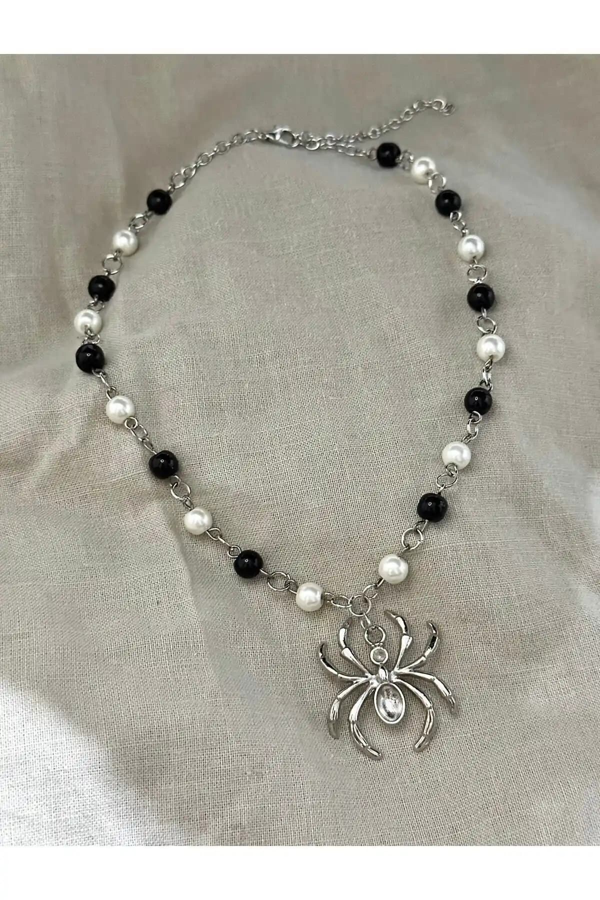 Sleyshop Siyah Beyaz 6mm Cam İnci Örümcek Kolye Modern ve Zarif Aksesuar