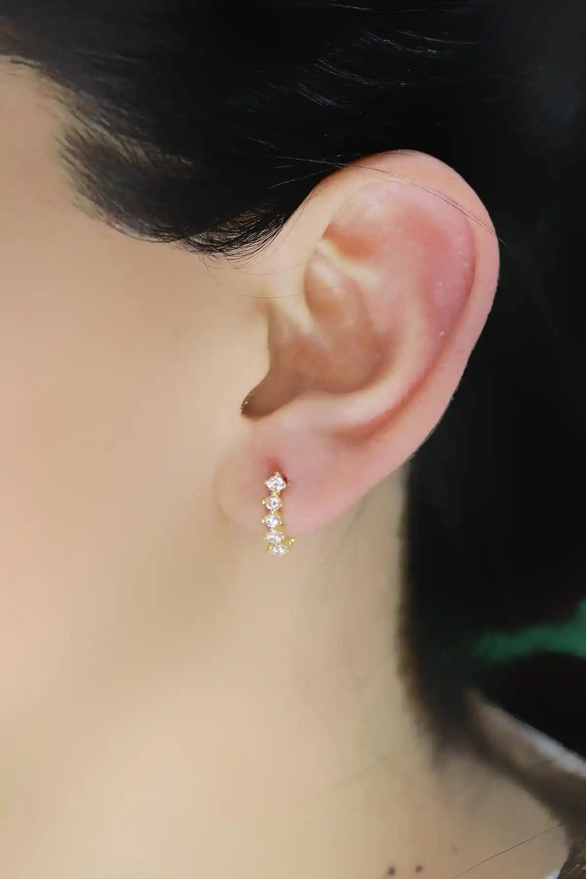 Söğütlü Silver Beştaş J Küpe: Zarif ve Parlak Gümüş Takı Tasarımı