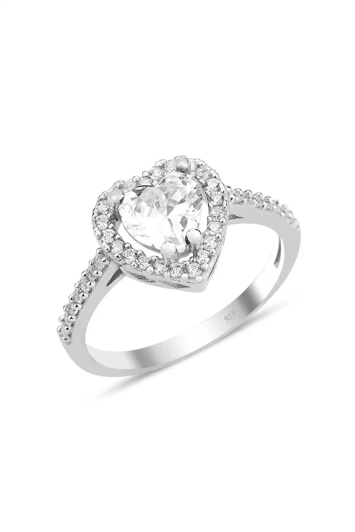 Söğütlü Silver'in Kalp Şeklinde Zirkon Taşlı Gümüş Yüzüğü Üzerindeki Özellikler ve Avantajlar