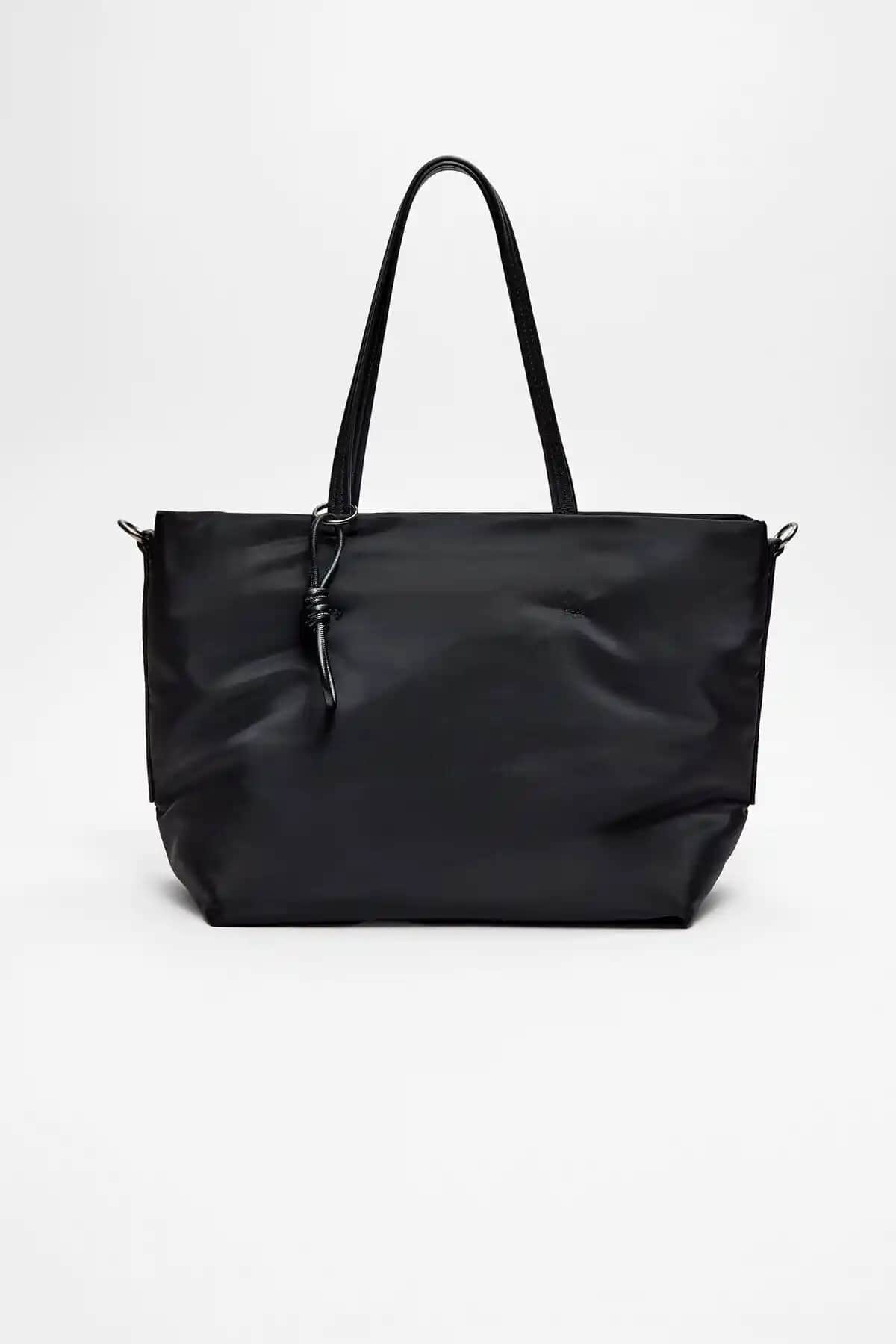 Stradivarius Basic Kumaş Tote Çanta Günlük Şıklık ve Fonksiyonellik Sunar