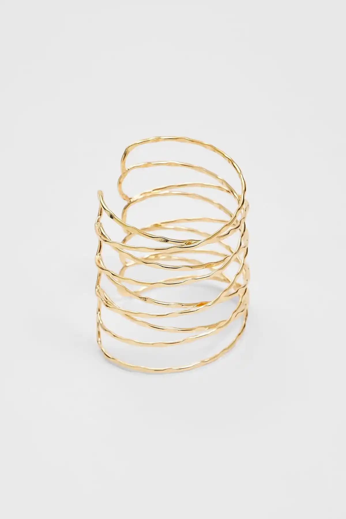 Stradivarius Sert Asimetrik Bileklik Modern Şıklık ve Dayanıklılık Sunar