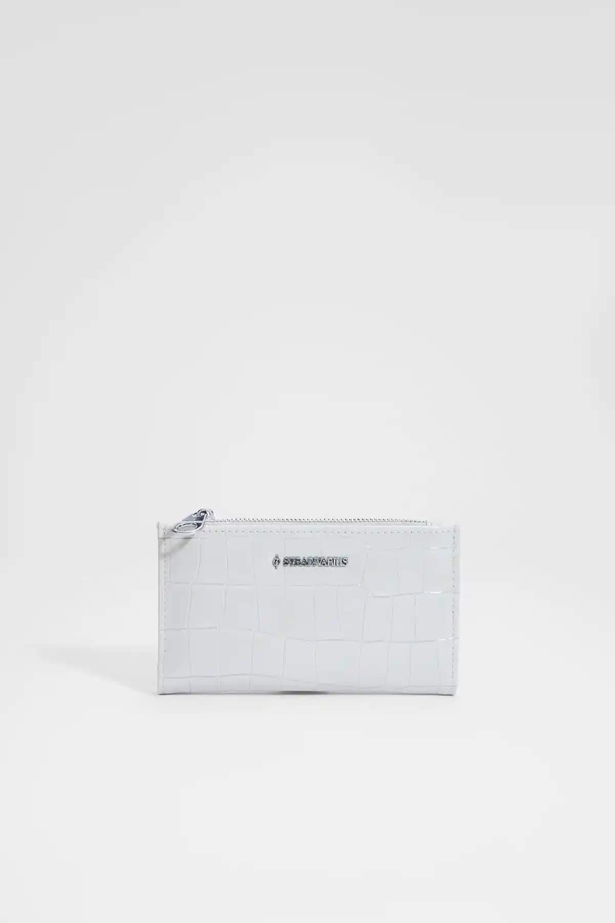 Stradivarius Timsah Desenli Basic Cüzdan: Şıklık ve İşlevselliğin Uyumunu Sunar