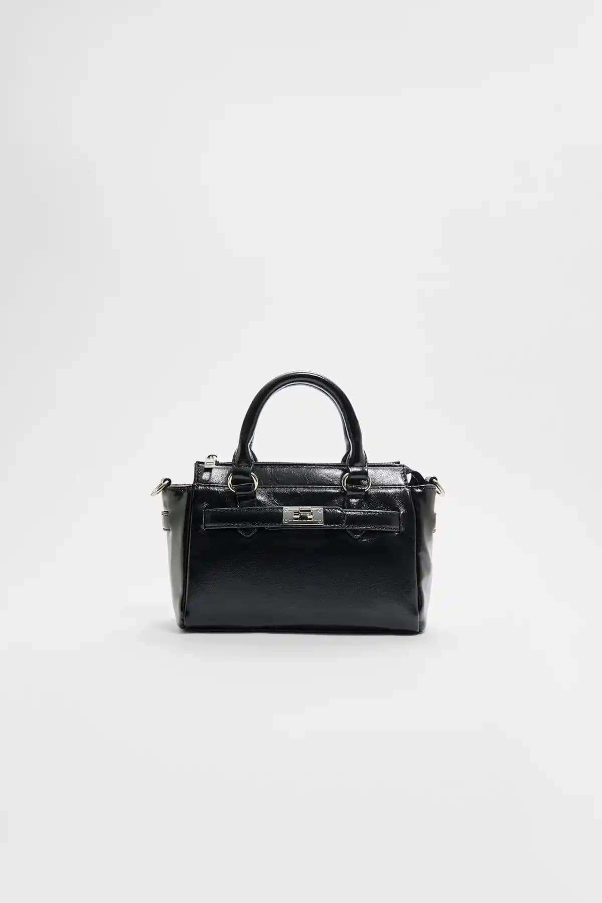 Stradivarius Tokalı Çapraz Askılı Çanta Günlük ve Şık Kullanım İçin Uygun