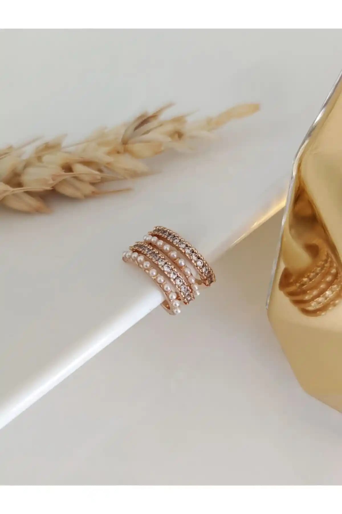 Su Perisi Takı Bijuteri'nin Zarif ve Dayanıklı Altın Renkli Zirkon Taşlı Küpe Tasarımı ve Özellikleri