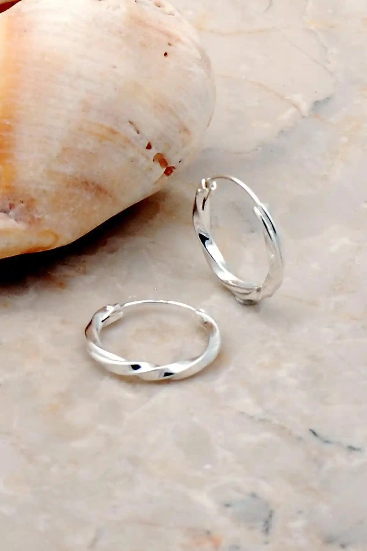 Sümer Telkari 13 mm Rodyumlu Güçlü Şarnel Halka Küpe - Zarif ve Dayanıklı Takı Seçeneği