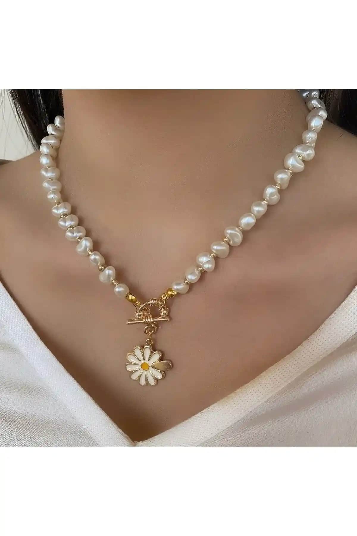 Takıtarzım Incili Papatya Kolye: Zarif ve Şık Kadın Aksesuarı Modaya Uygun Tasarım