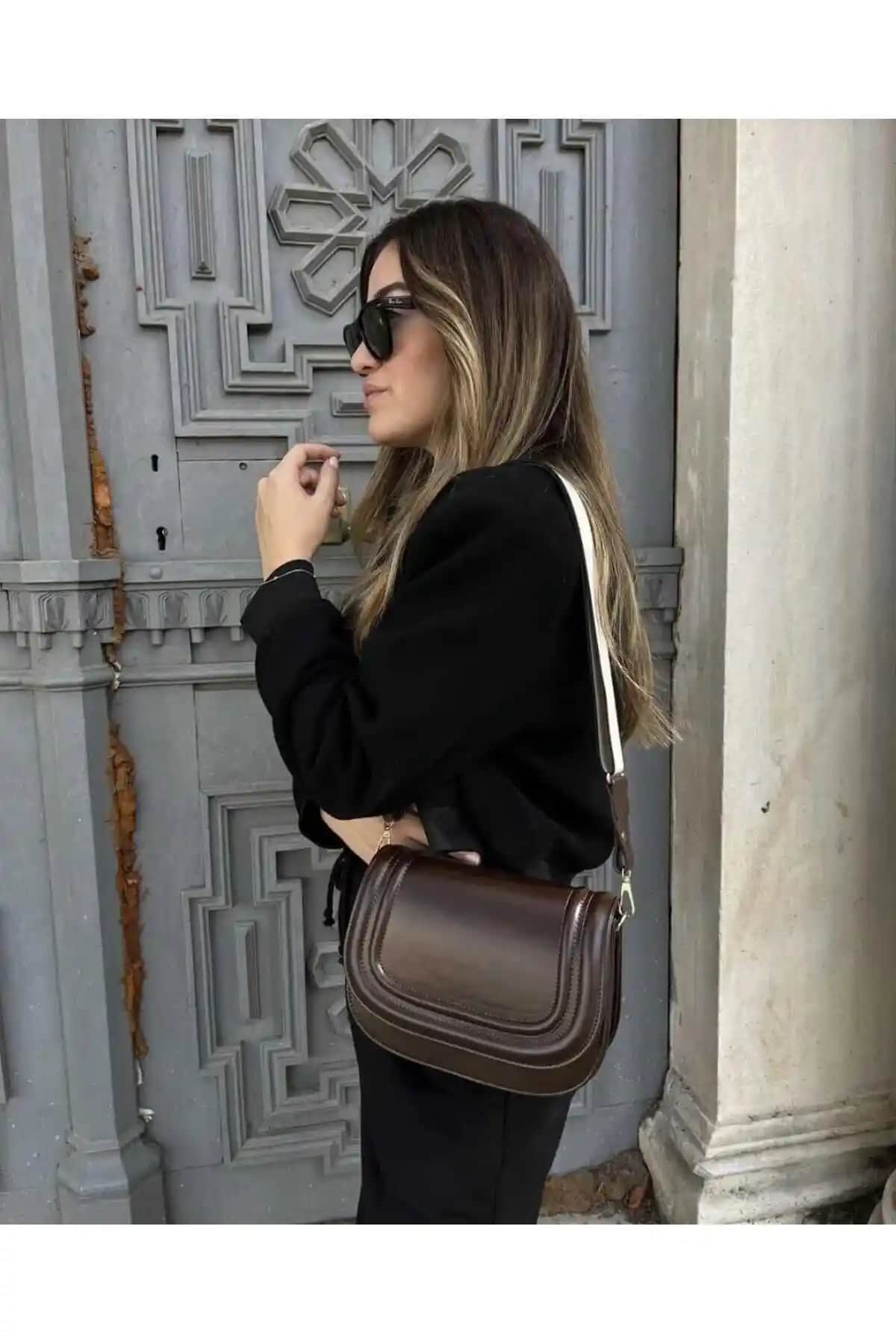 Tina Kanvas Askılı Kapaklı Çanta Siyah Modern Tasarım ve Pratik Kullanım Özellikleri