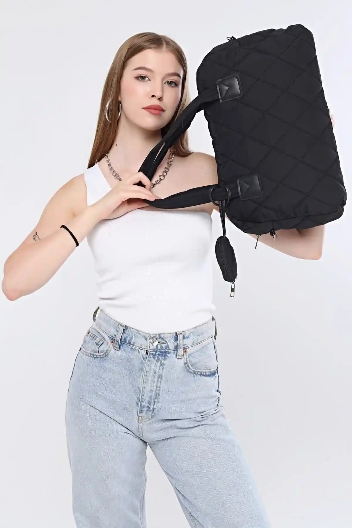 UK BAGS Kadın Omuz Çantası Şıklık ve İşlevselliği Bir Arada Sunan Siyah Tasarım