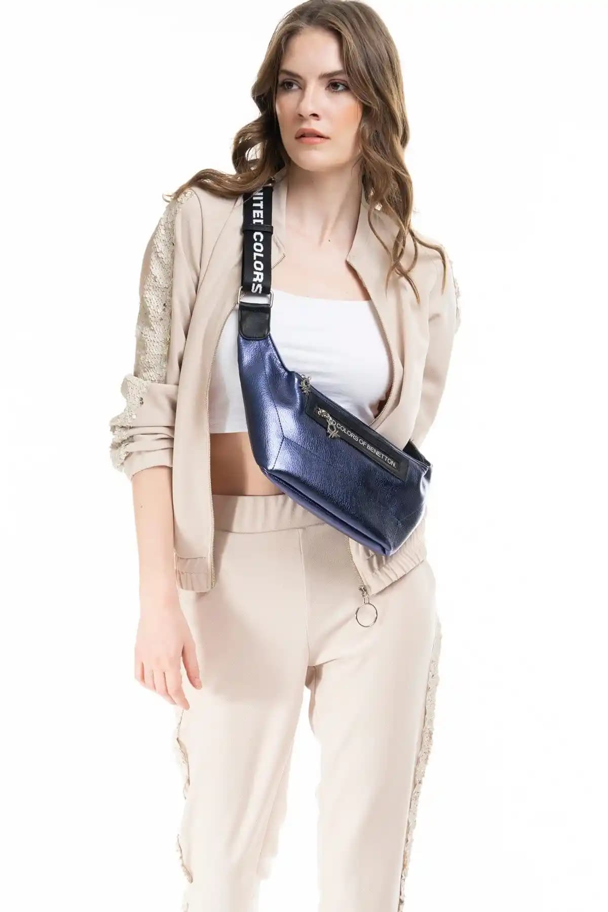 United Colors of Benetton Kadın Lacivert Postacı Çantası Şıklık ve Fonksiyonellik Sunar