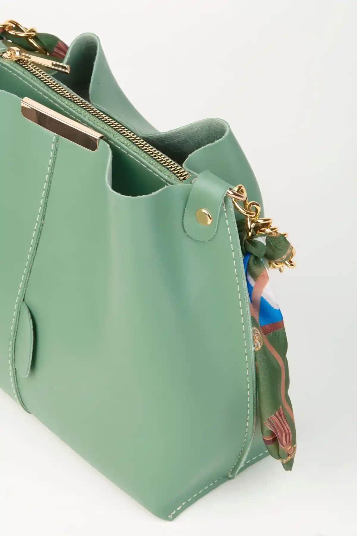 Vivaq Kadın Mint Fularlı Zincir Aksesuarı ile Yuvarlak Deri Çanta Özellikleri ve Kullanım İpuçları