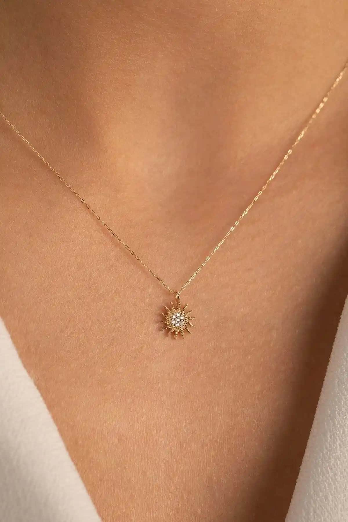 Yavuz Kuyumculuk Altın Güneş Kolye: Günlük Kullanım İçin Zarif ve Dayanıklı Tasarım