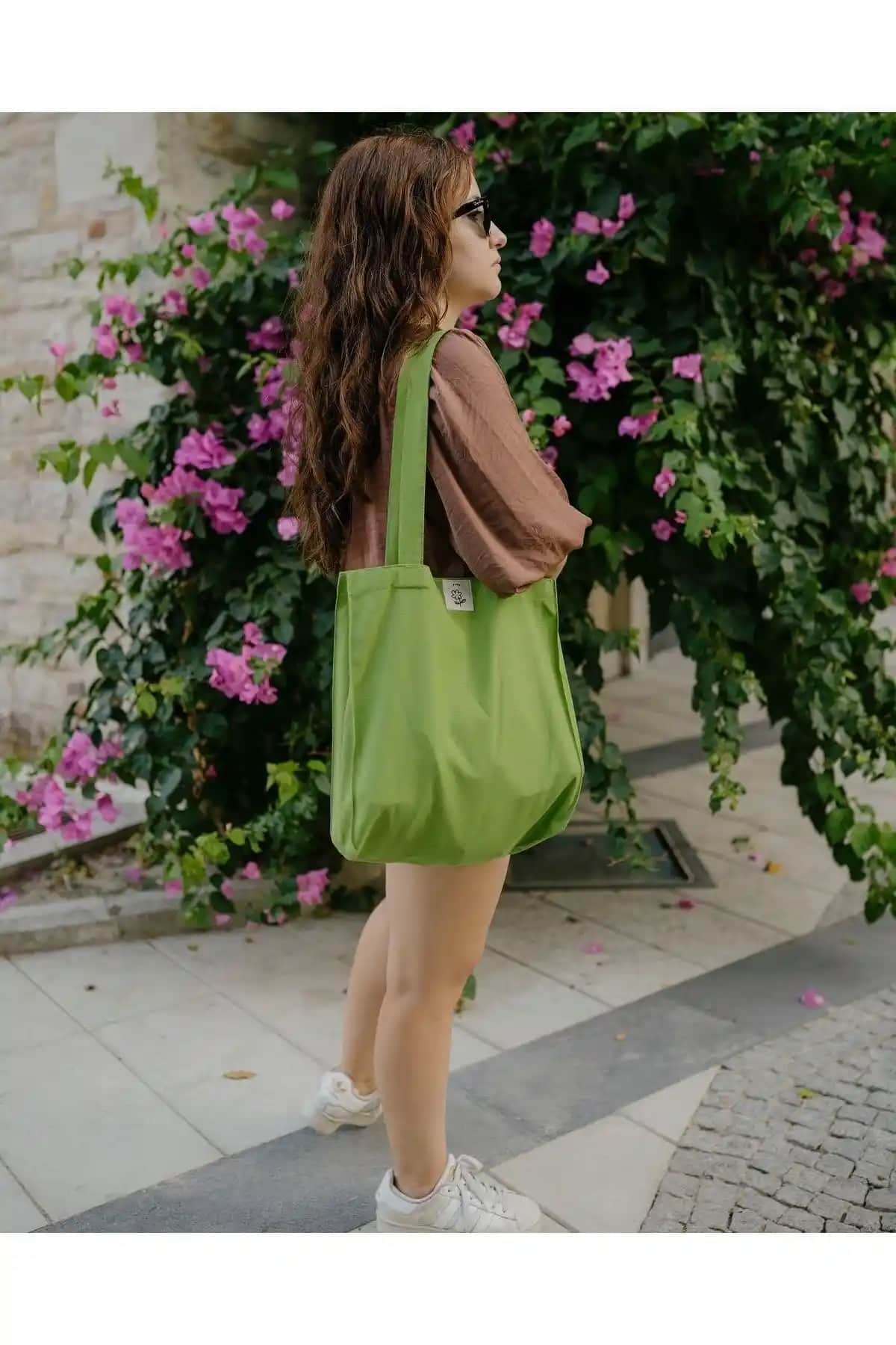 Yeşil Körüklü Bez ve Krem Deri Askılı Çantalar Karşılaştırması: Özellikler ve Kullanım Alanları