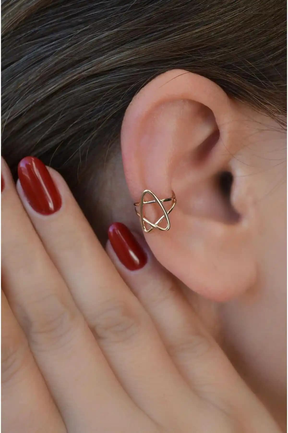 Yılz Şekilli Sıkıştırmalı Kıkırdak Küpe: Zarif ve Çok Renkli Tasarım Özellikleri