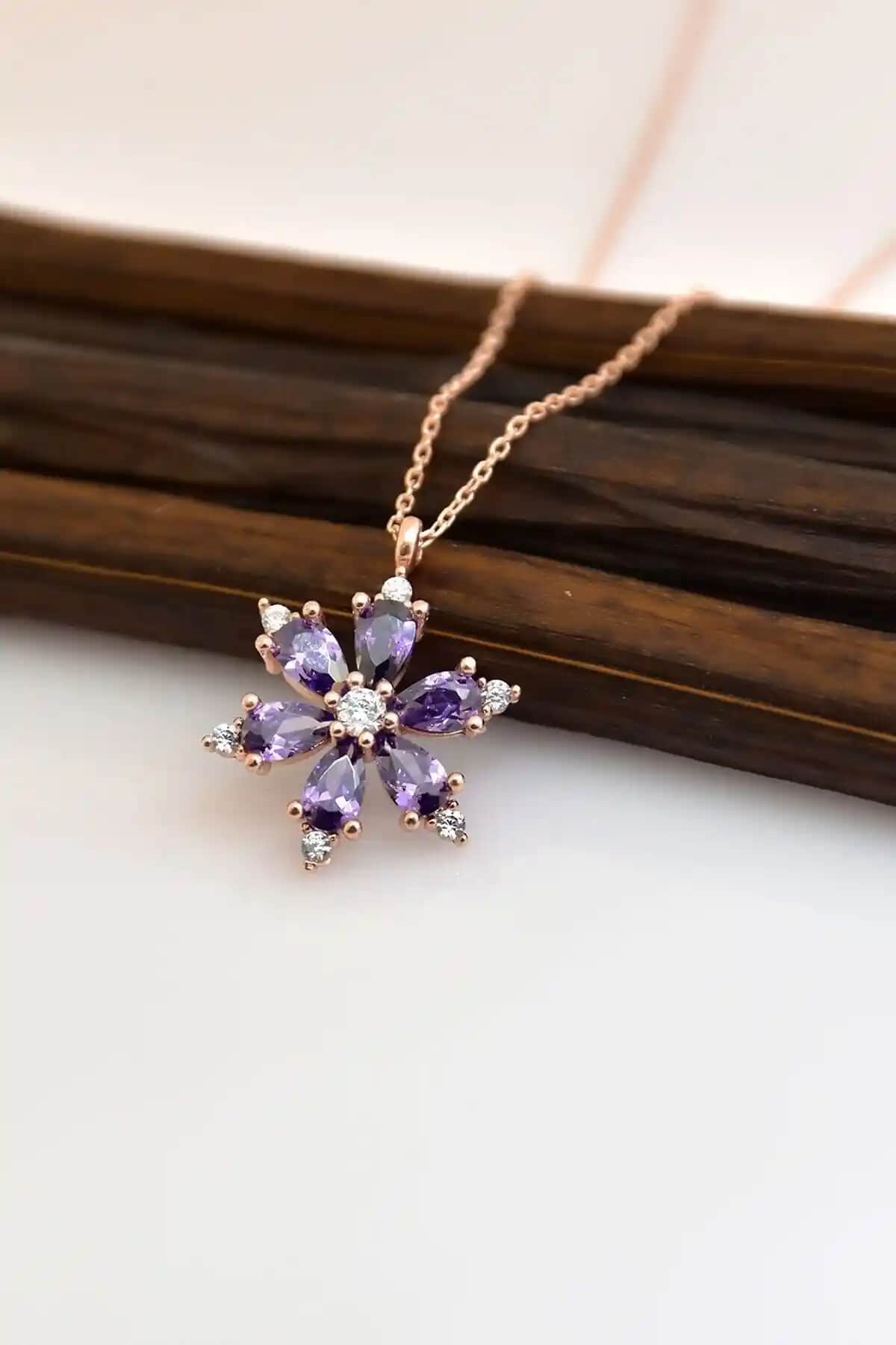 Zanaatsilver Gümüş Lotus Çiçeği Kolye Karşılaştırması ve Özellikleri