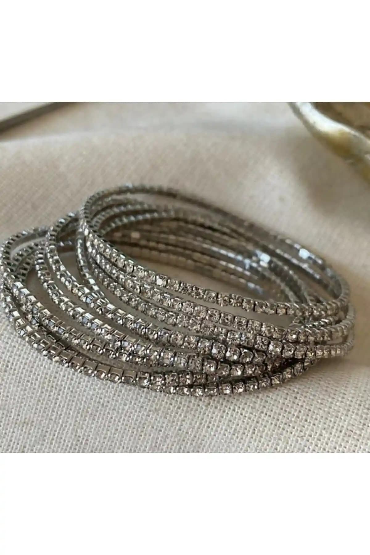 Zirkon Taşlı Silver Renkli Esnek Su Yolu Bileklik: Şıklık ve Dayanıklılık Bir Arada