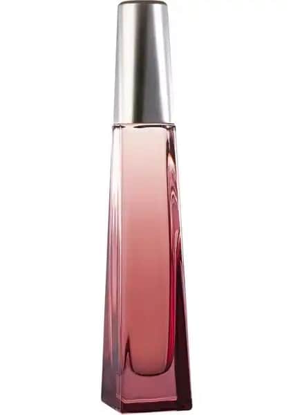 Avon Surrender Kadın Parfümü: Kalıcı ve Çekici Odunsu Vanilya Notalarıyla Günlük ve Özel Anlar İçin