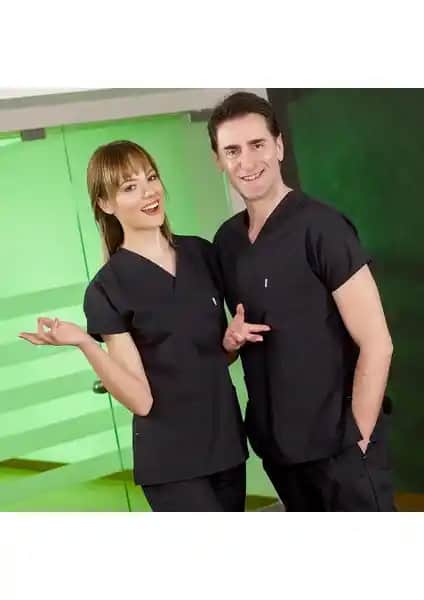 Sağlık Personeline Uygun Şık ve Konforlu Siyah Scrubs Takımı Detayları