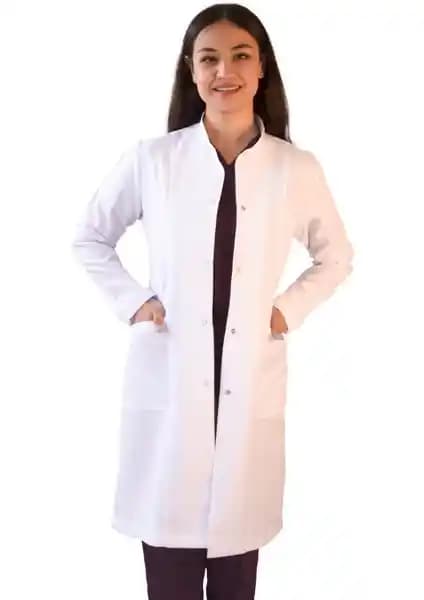 Vayvaylı Hakim Yaka Uzun Boy Beyaz Kadın Laboratuvar Önlüğü Özellikleri ve Kullanım Avantajları