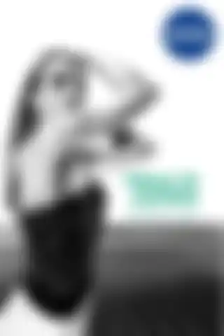NIVEA Kadın Sprey Deodorant Black&White Fresh Invisible ile 48 Saat Koruma